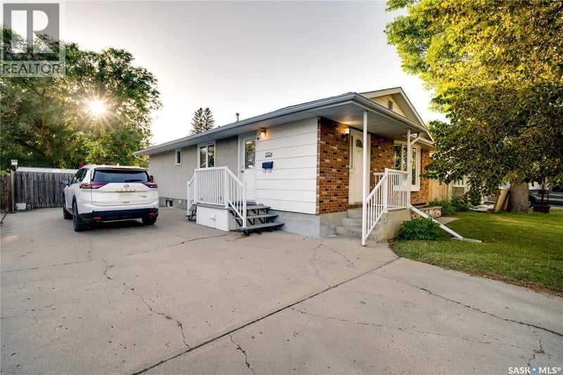 1304 Queen CRESCENT, Moose Jaw, Saskatchewan, S6H3G4, Moose Jaw, Saskatchewan — photo 1 of 5