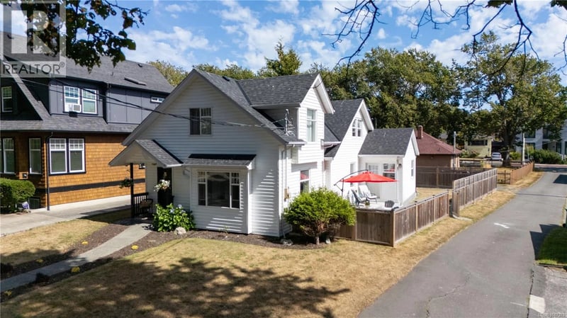 15 Pilot Street, Victoria, British Columbia, V8V2A5, Victoria, British Columbia — photo 1 of 5