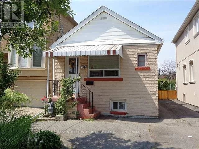 970 Briar Hill Avenue, Toronto (Briar Hill-Belgravia), Ontario, M6B1M3, Toronto (Briar Hill-Belgravia), Ontario — photo 1 of 5