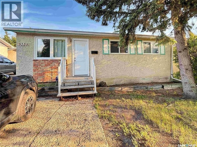 3223 Maxwell STREET, Saskatoon, Saskatchewan, S7L3Y1, Saskatoon, Saskatchewan — photo 1 of 5