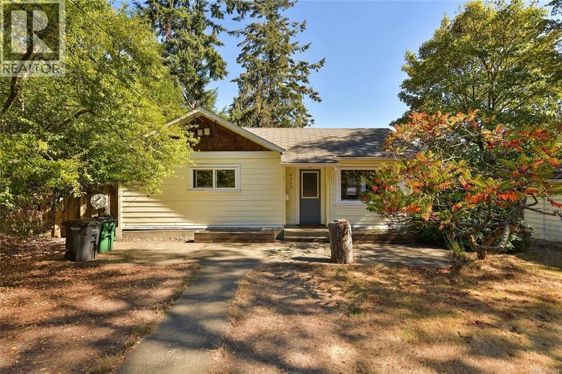 5229 Jersey Road, Saanich, British Columbia, V8Y2H2, Saanich, British Columbia — photo 1 of 5