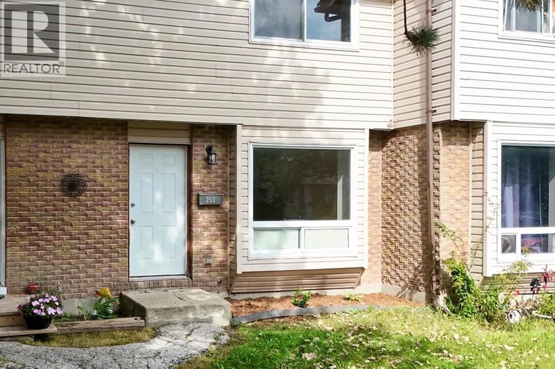 253 Hampton Avenue, Sarnia, Ontario, N7S4Z2, Sarnia, Ontario — photo 1 of 5