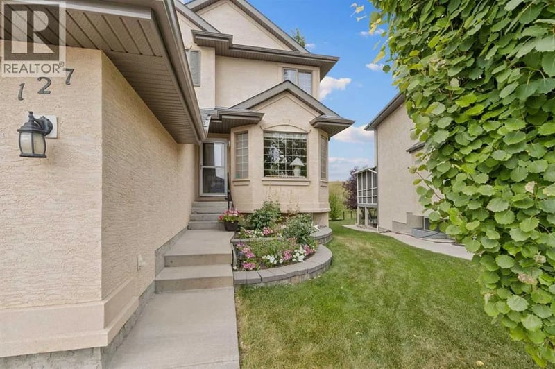 127 Edgeridge Close Northwest, Calgary, Alberta, T3A6K4, Calgary, Alberta — photo 1 of 5
