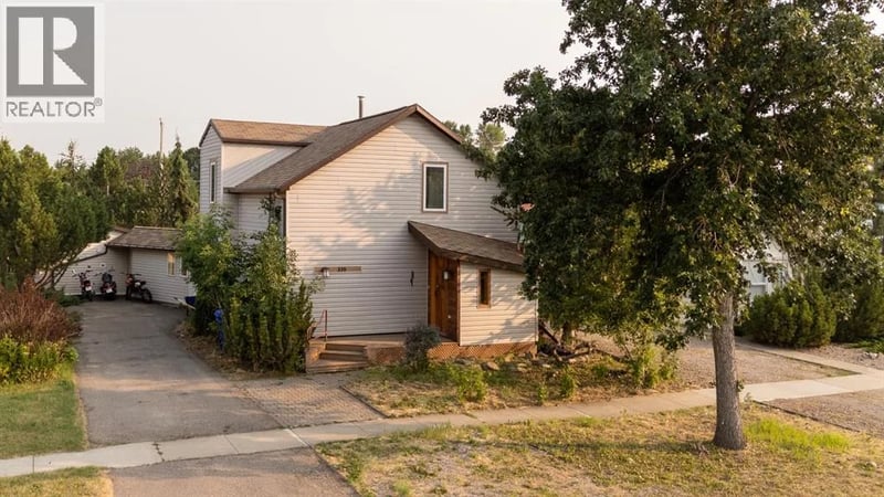 335 50 Avenue West, Claresholm, Alberta, T0L0T0, Claresholm, Alberta — photo 1 of 5