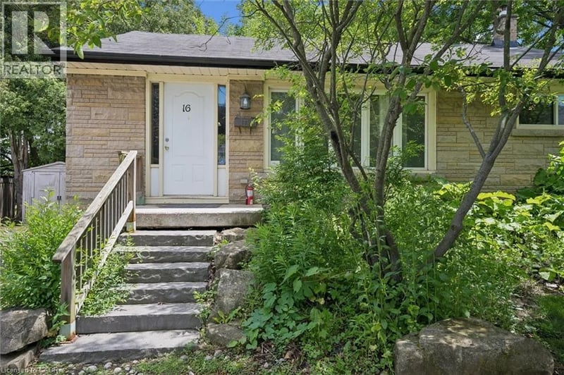 16 BEAUCOURT Place, Hamilton, Ontario, L8S2P7, Hamilton, Ontario — photo 1 of 5