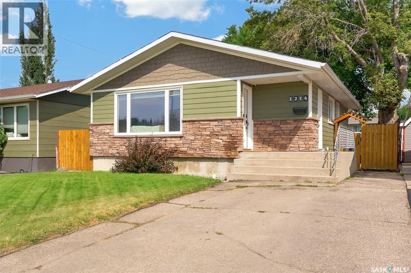1214 Grandview STREET W, Moose Jaw, Saskatchewan, S6H5M2, Moose Jaw, Saskatchewan — photo 1 of 5