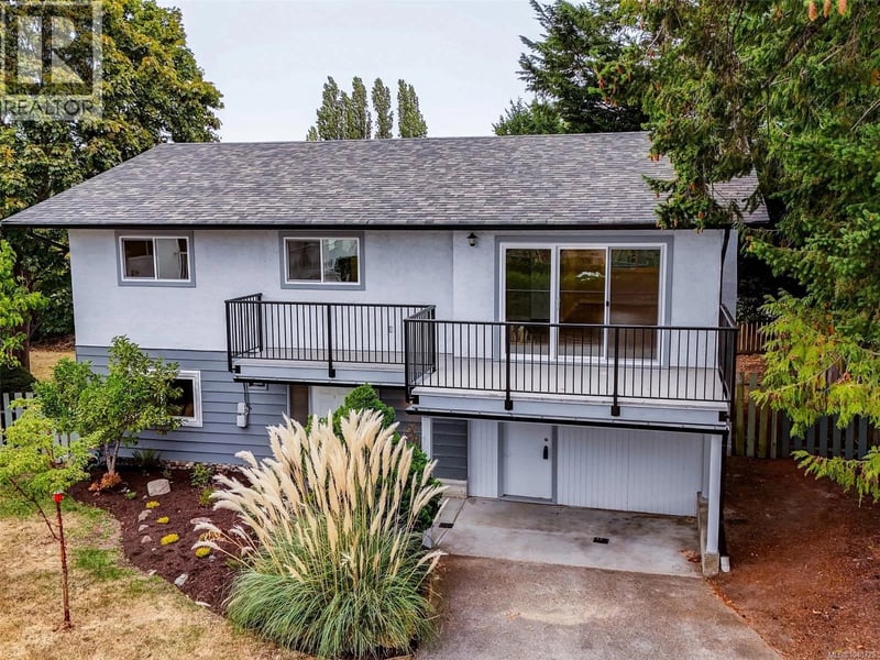 4468 Fairmont Place, Saanich, British Columbia, V8N4R3, Saanich, British Columbia — photo 1 of 5