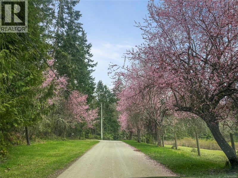 899,875 Andreef Road, Qualicum Beach, British Columbia, V9K2T6, Qualicum Beach, British Columbia — photo 1 of 5