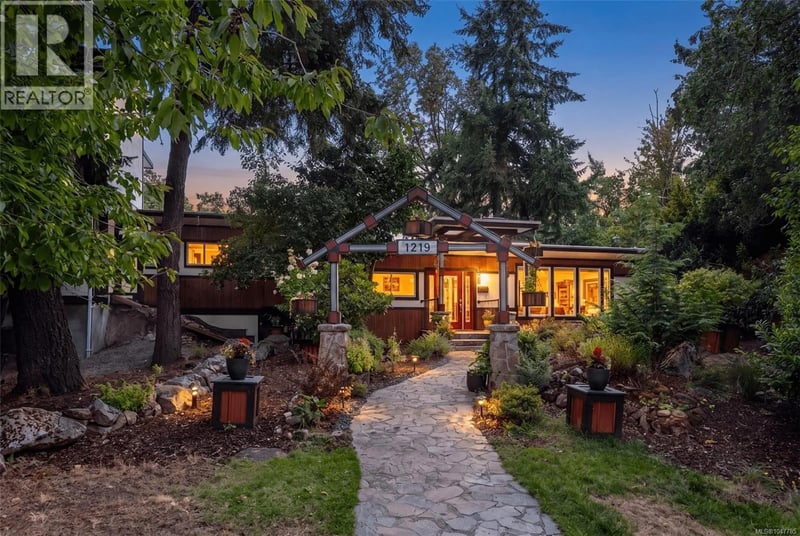 1219 Old Esquimalt Road, Esquimalt, British Columbia, V9A4X7, Esquimalt, British Columbia — photo 1 of 5