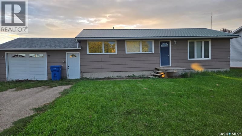 216 1st STREET W, Carnduff, Saskatchewan, S0C0S0, Carnduff, Saskatchewan — photo 1 of 5