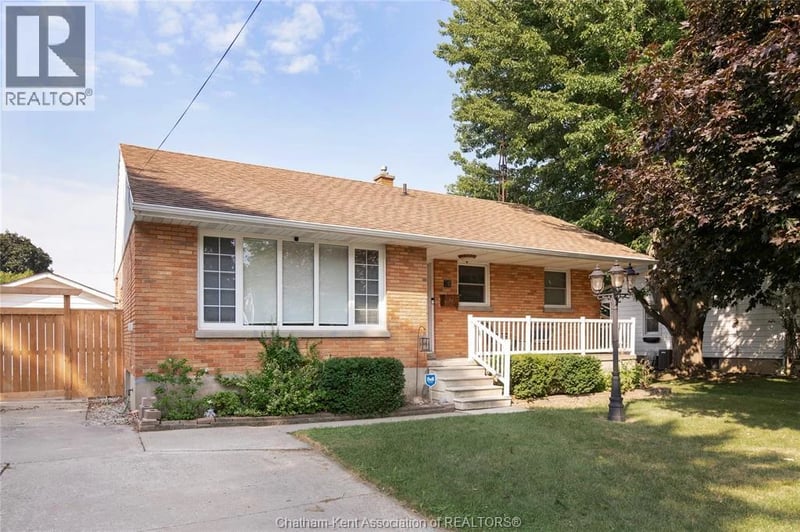 26 Canterbury Street, Chatham, Ontario, N7L3S5, Chatham, Ontario — photo 1 of 5