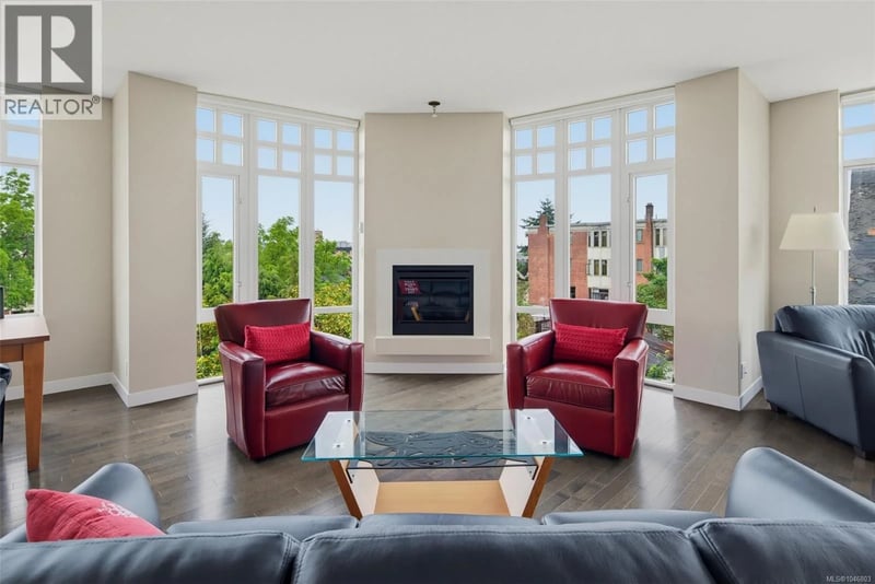 #402 999 Burdett Avenue, Victoria, British Columbia, V8V3G7, Victoria, British Columbia — photo 1 of 5