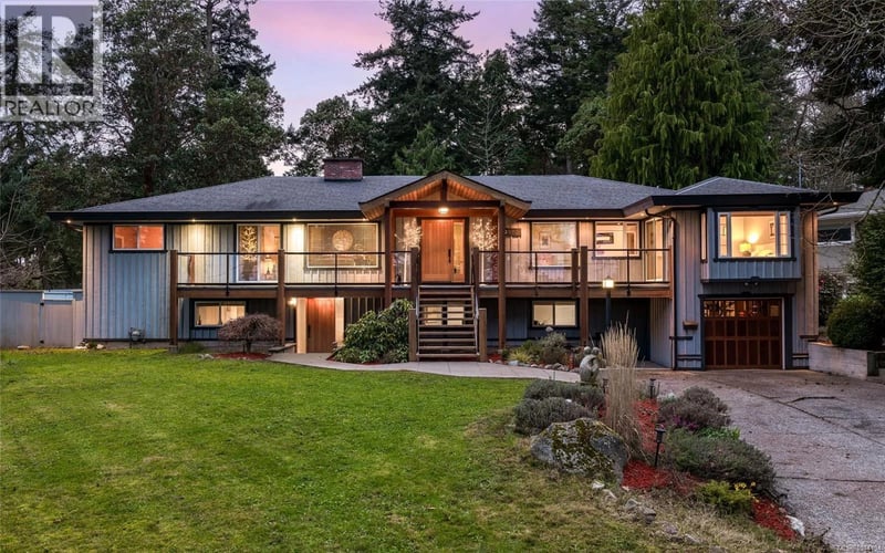 2881 Phyllis Street, Saanich, British Columbia, V8N1Y8, Saanich, British Columbia — photo 1 of 5