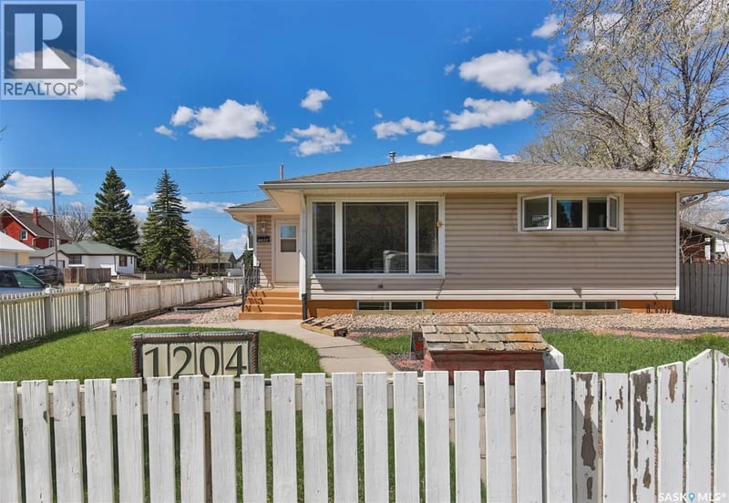 1204 3rd AVENUE NW, Moose Jaw, Saskatchewan, S6H3V3, Moose Jaw, Saskatchewan — photo 1 of 5