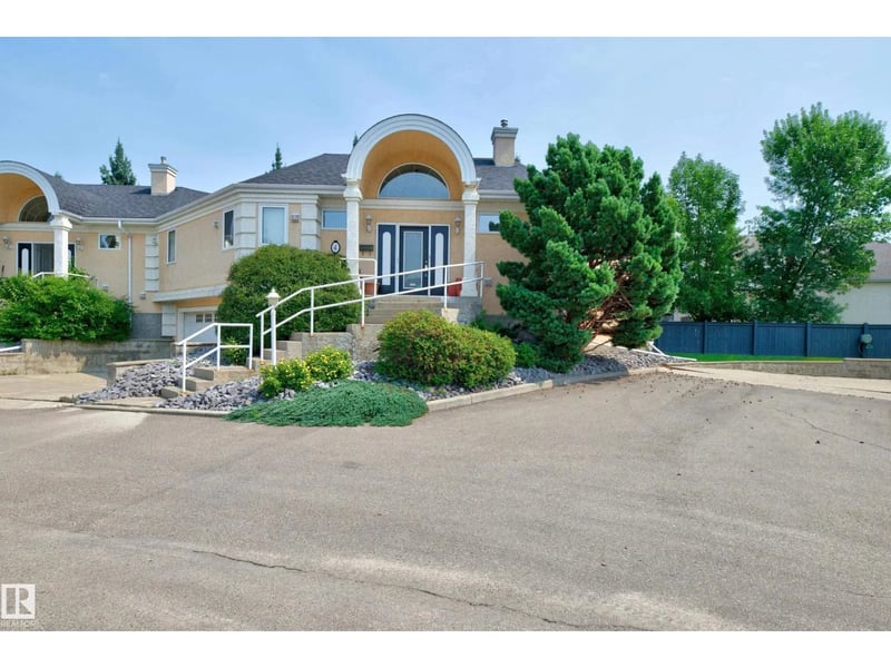 #4 11809 9B AV NW, Edmonton, Alberta, T6J7B6, Edmonton, Alberta — photo 1 of 5