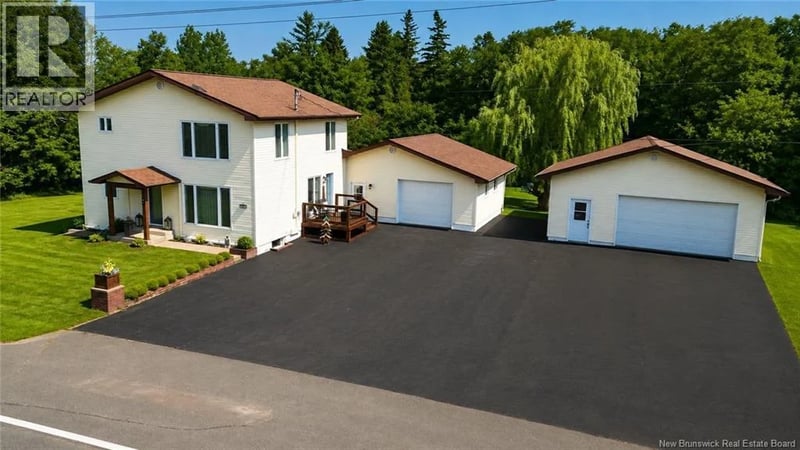 81 Rue Principale, Pointe-Verte, New Brunswick, E8J2W2, Pointe-Verte, New Brunswick — photo 1 of 5