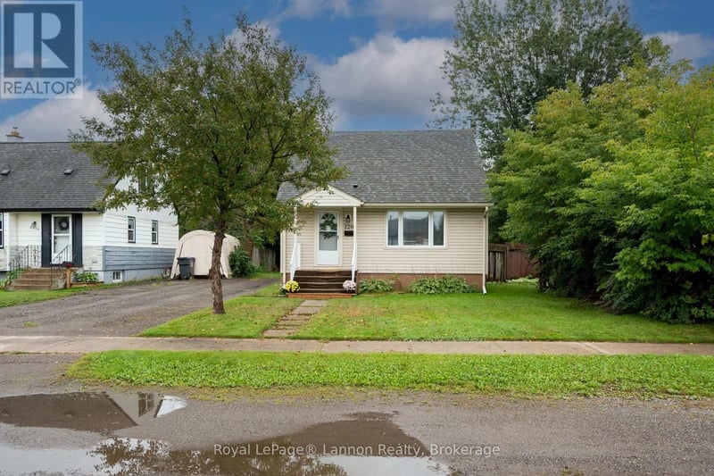 2218 Isabella Street East, Thunder Bay (Green Acres), Ontario, P7E5C6, Thunder Bay (Green Acres), Ontario — photo 1 of 5