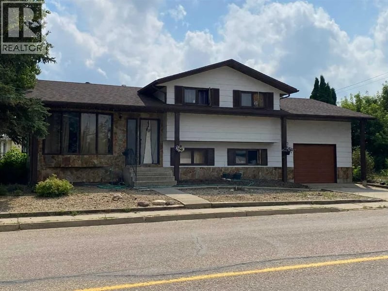 5138 48 Street, Lacombe, Alberta, T4L1J3, Lacombe, Alberta — photo 1 of 5
