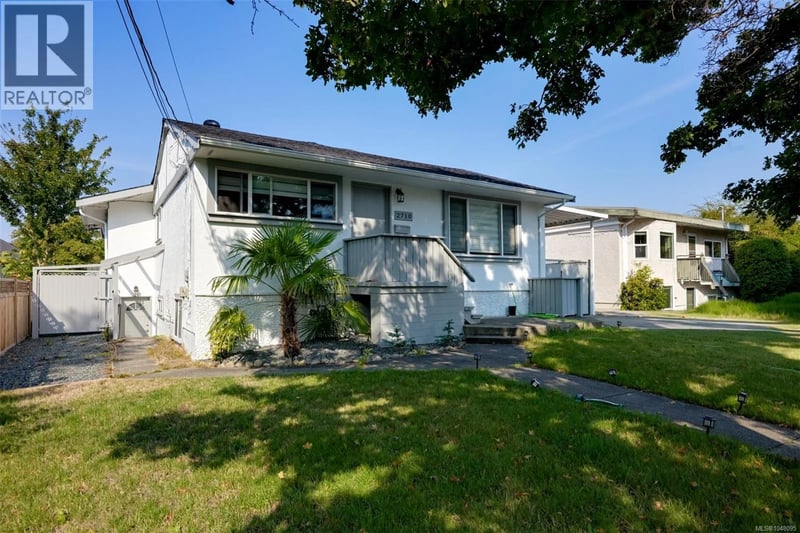 2710 Victor Street, Victoria, British Columbia, V8R4E4, Victoria, British Columbia — photo 1 of 5