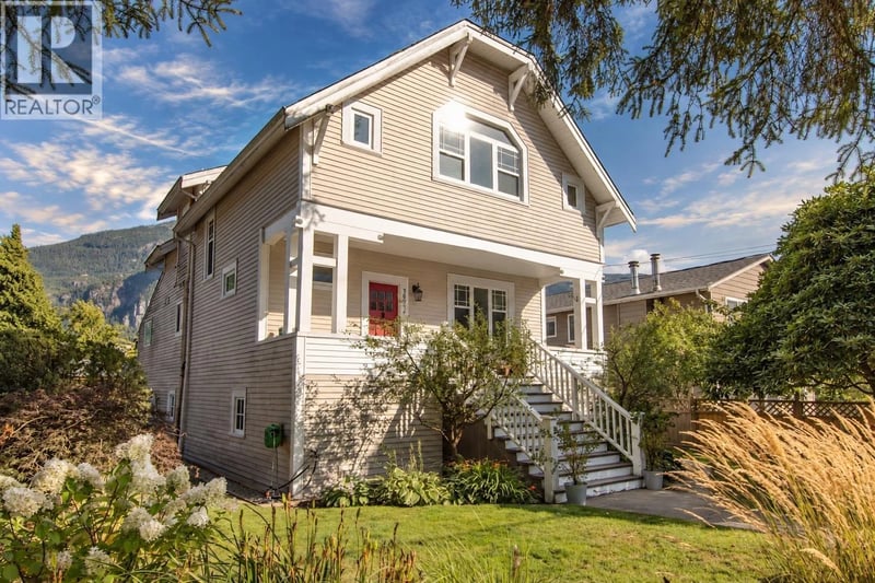 38054 FIFTH Avenue, Squamish, British Columbia, V8B0B6, Squamish, British Columbia — photo 1 of 5