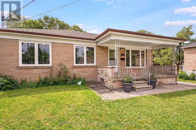 19 Battersea Crescent, Toronto (Maple Leaf), Ontario, M6L1G7, Toronto (Maple Leaf), Ontario — photo 1 of 5
