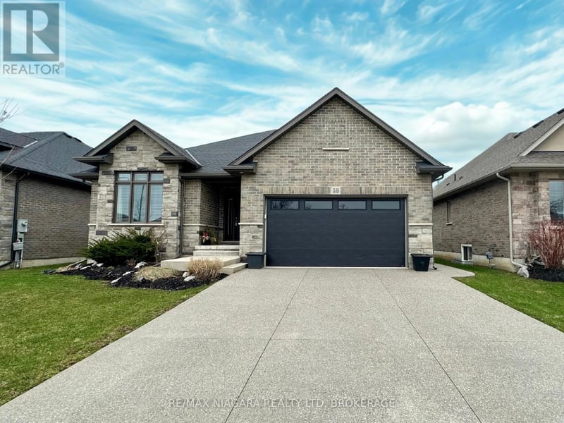 30 Renfield Street, Port Colborne (Sugarloaf), Ontario, L3K0A7, Port Colborne (Sugarloaf), Ontario — photo 1 of 5