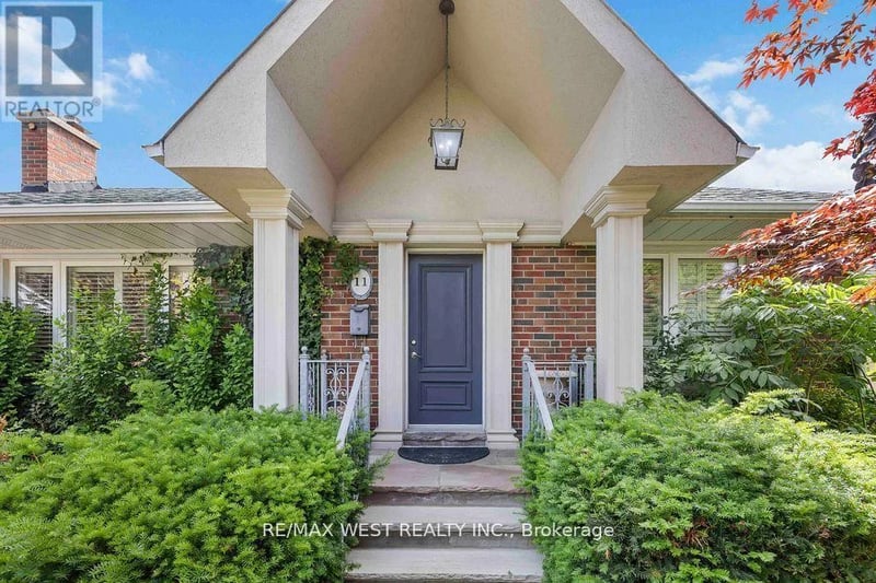 11 Duval Drive, Toronto (Maple Leaf), Ontario, M6L2J9, Toronto (Maple Leaf), Ontario — photo 1 of 5