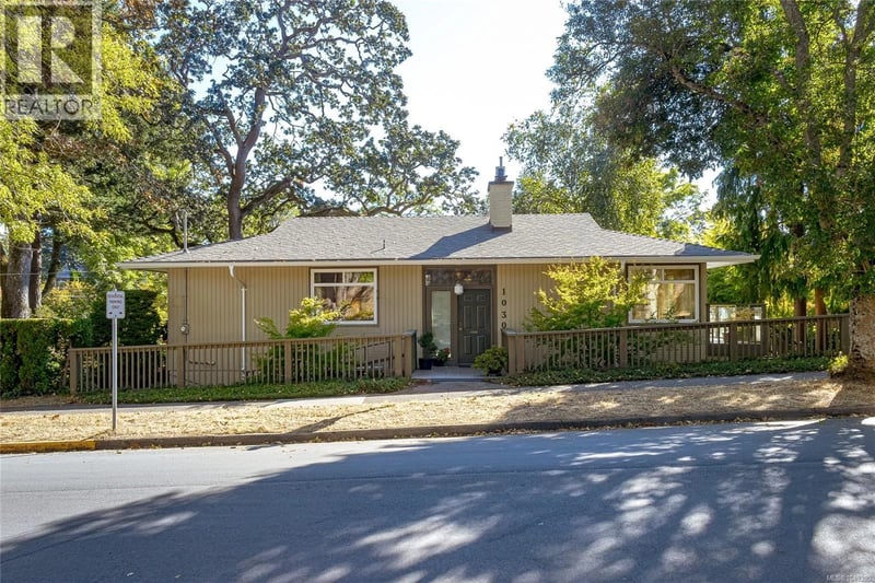 1030 Joan Crescent, Victoria, British Columbia, V8S3L5, Victoria, British Columbia — photo 1 of 5