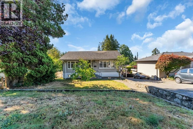 135 27 Street, North Vancouver, British Columbia, V7N1B3, North Vancouver, British Columbia — photo 1 of 5