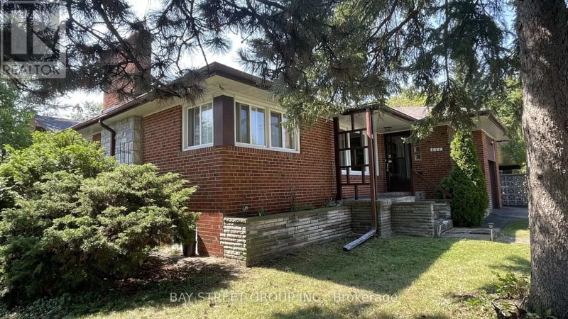 260 Moore Park Avenue, Toronto (Newtonbrook West), Ontario, M2M1N6, Toronto (Newtonbrook West), Ontario — photo 1 of 5
