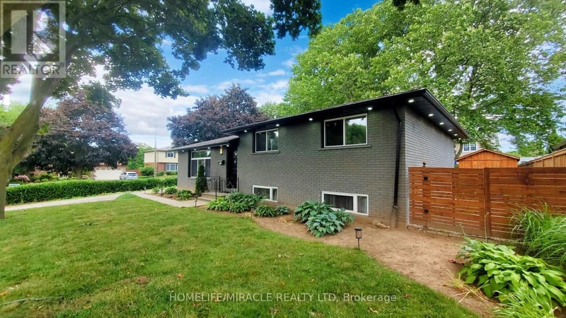 374 Book Road, Grimsby (Grimsby Beach), Ontario, L3M2M6, Grimsby (Grimsby Beach), Ontario — photo 1 of 5
