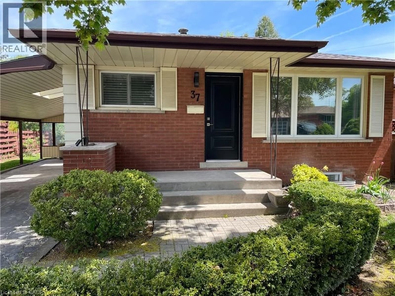 #Upper 37 GOLDFINCH Road, Hamilton, Ontario, L9A3W8, Hamilton, Ontario — photo 1 of 5