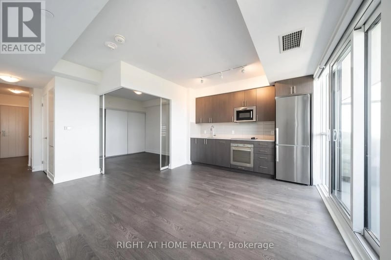 #1802 2550 Simcoe Street North, Oshawa (Windfields), Ontario, L1L0R5, Oshawa (Windfields), Ontario — photo 1 of 2