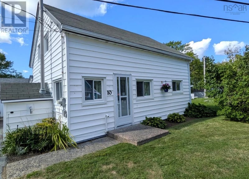 10 TOWN LAKE Road, Liverpool, Nova Scotia, B0T1K0, Liverpool, Nova Scotia — photo 1 of 5