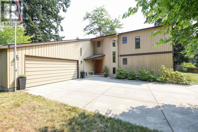 8892 Henderson Avenue, Black Creek, British Columbia, V9J1A5, Black Creek, British Columbia — photo 1 of 5
