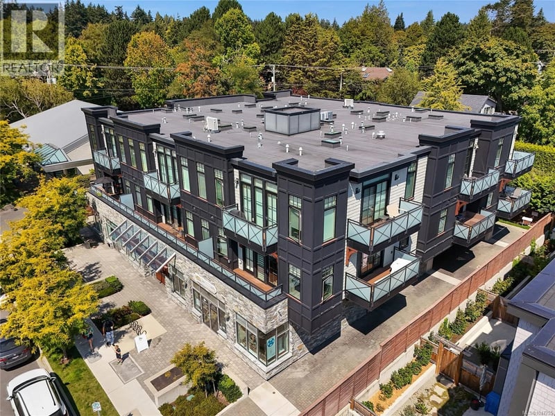 #301 2580 Penrhyn Street, Saanich, British Columbia, V8N1G3, Saanich, British Columbia — photo 1 of 5