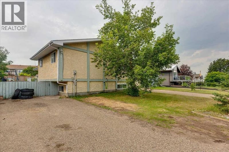3811 52 Avenue, Ponoka, Alberta, T4J1C8, Ponoka, Alberta — photo 1 of 5