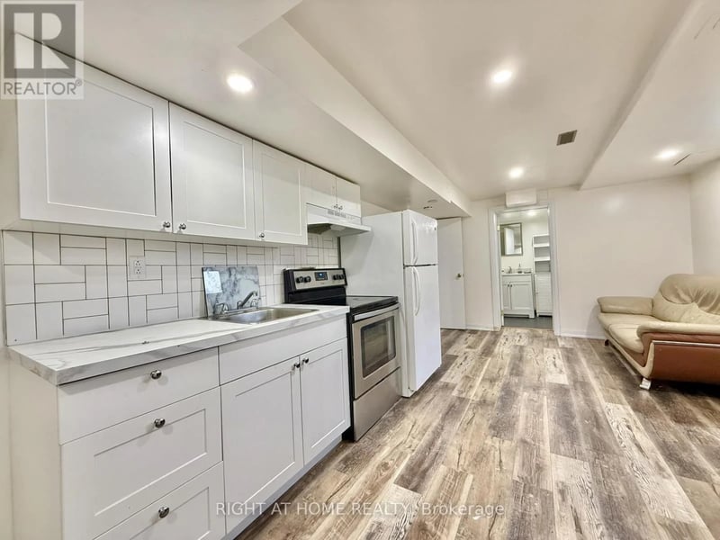 #BSMT 116 Cherrywood Drive, Newmarket (Bristol-London), Ontario, L3Y2X7, Newmarket (Bristol-London), Ontario — photo 1 of 5