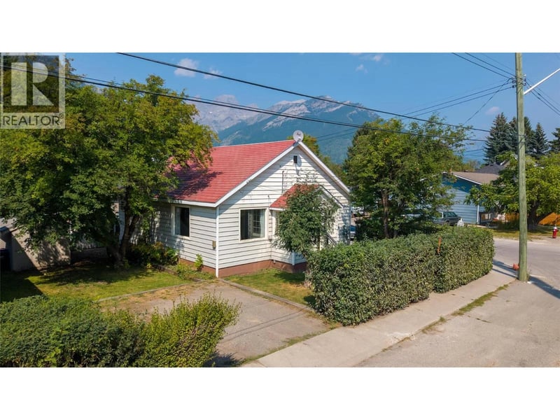 691 3rd Avenue, Fernie, British Columbia, V0B1M0, Fernie, British Columbia — photo 1 of 5