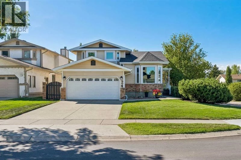 24 Scenic Acres Drive Northwest, Calgary, Alberta, T3L1C2, Calgary, Alberta — photo 1 of 5