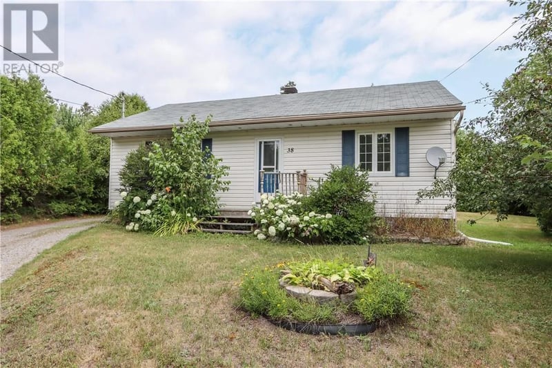 38 Gill Avenue, Onaping, Ontario, P0M2R0, Onaping, Ontario — photo 1 of 5