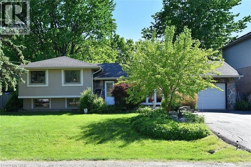 18 DENNIS Avenue, Waterdown, Ontario, L9H7G2, Waterdown, Ontario — photo 1 of 5