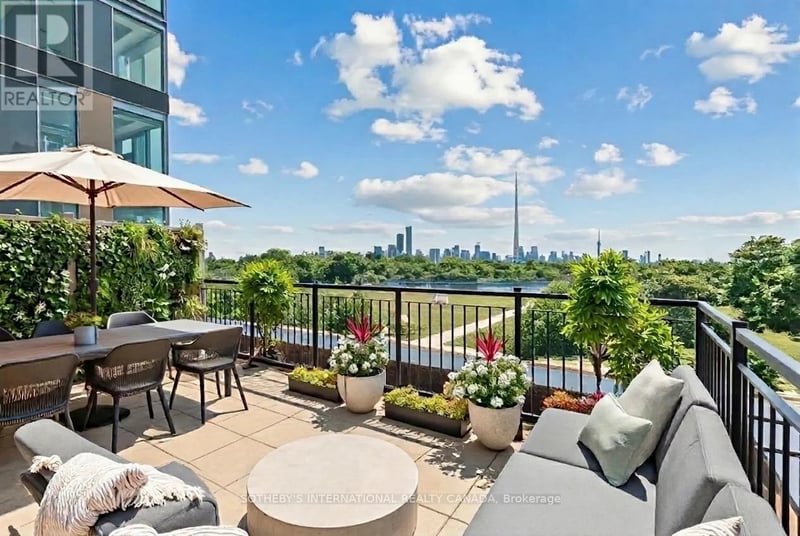 #TH1 288 St Clair Avenue West, Toronto (Forest Hill South), Ontario, M4V1S3, Toronto (Forest Hill South), Ontario — photo 1 of 5