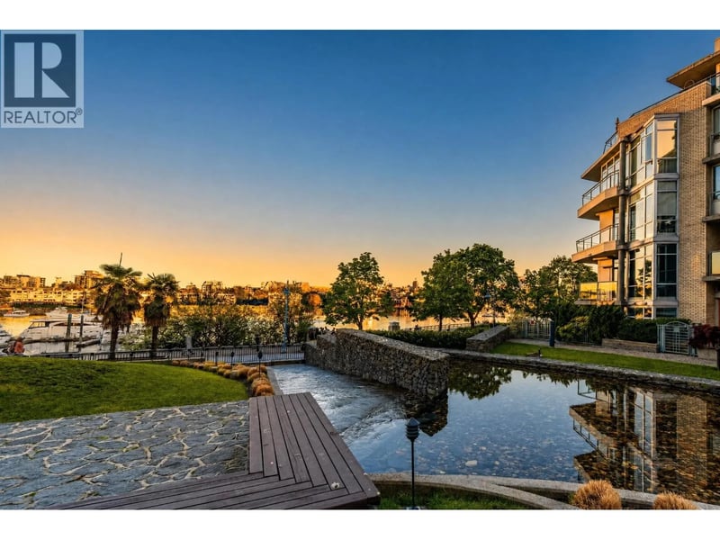 #302 1228 MARINASIDE Crescent, Vancouver, British Columbia, V6Z2W4, Vancouver, British Columbia — photo 1 of 5