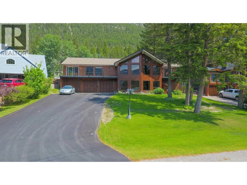 8408 Richardson Crescent, Canal Flats, British Columbia, V0B1B0, Canal Flats, British Columbia — photo 1 of 5