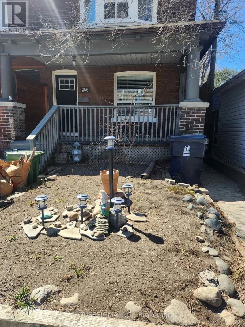256 Woodbine Avenue, Toronto (The Beaches), Ontario, M4L3P2, Toronto (The Beaches), Ontario — photo 1 of 5