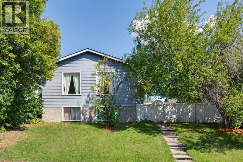 3556 33 Street Southeast, Calgary, Alberta, T2B2C2, Calgary, Alberta — photo 1 of 5