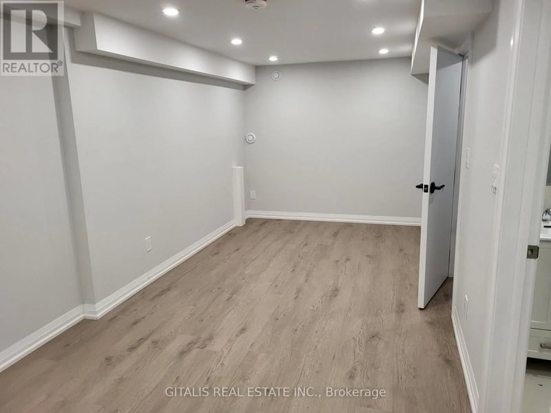 #B2 195 Oakmount Road North, Toronto (High Park North), Ontario, M6P2N1, Toronto (High Park North), Ontario — photo 1 of 5