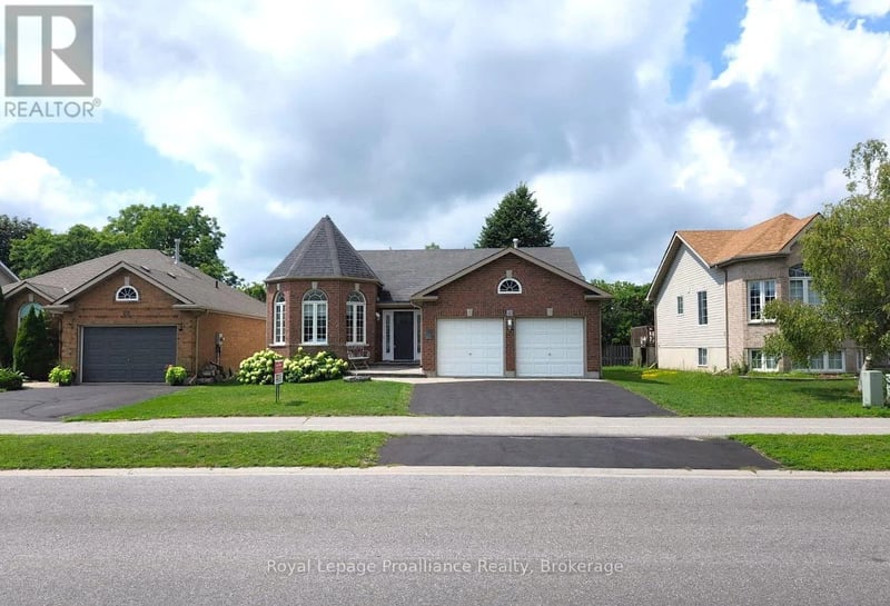 30 Heartwood Drive, Belleville (Belleville Ward), Ontario, K8P5L9, Belleville (Belleville Ward), Ontario — photo 1 of 5