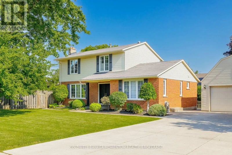 212 Livingston Avenue, Grimsby (Grimsby West), Ontario, L3M4V8, Grimsby (Grimsby West), Ontario — photo 1 of 5